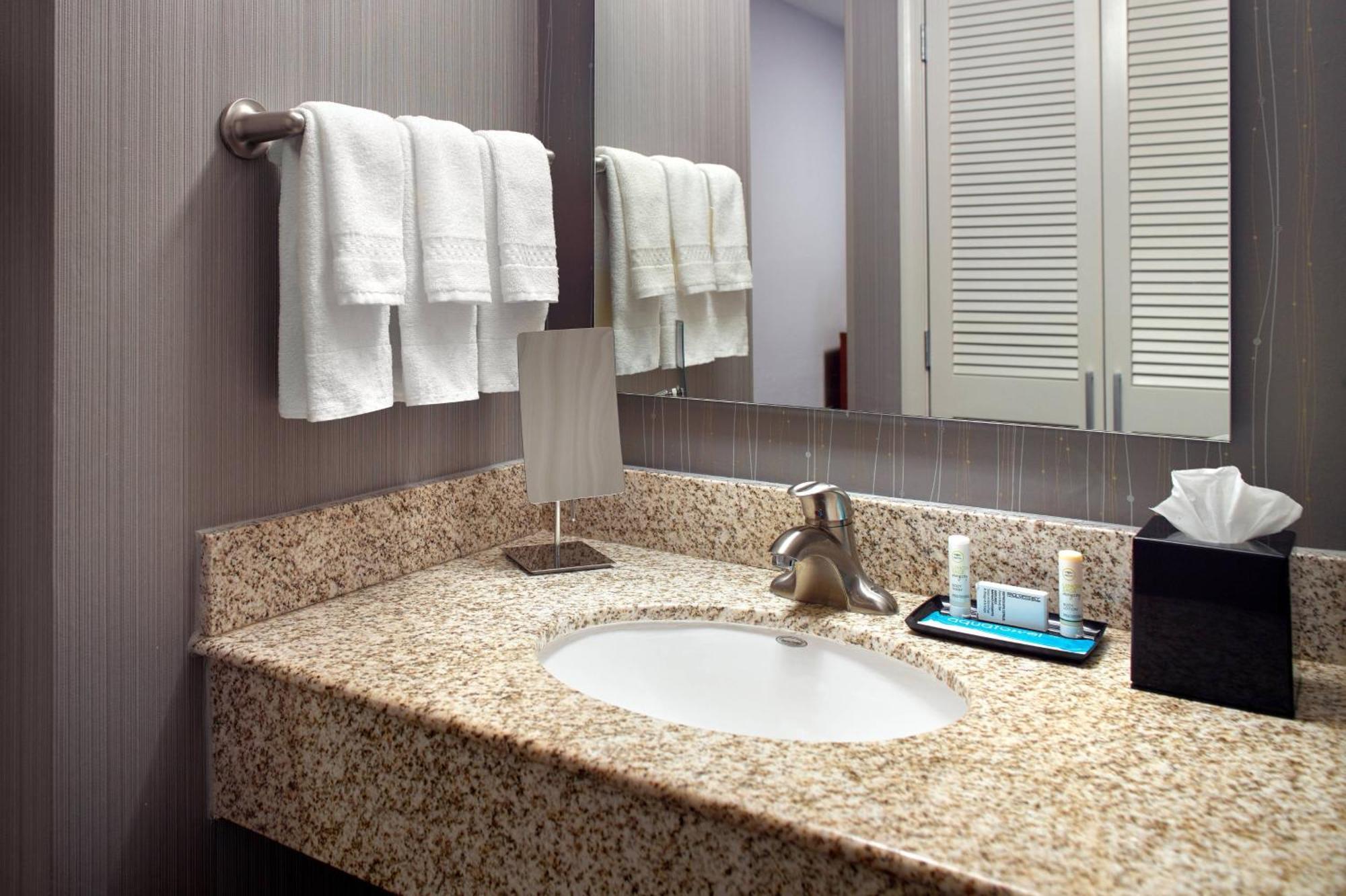 Courtyard By Marriott Fayetteville Esterno foto